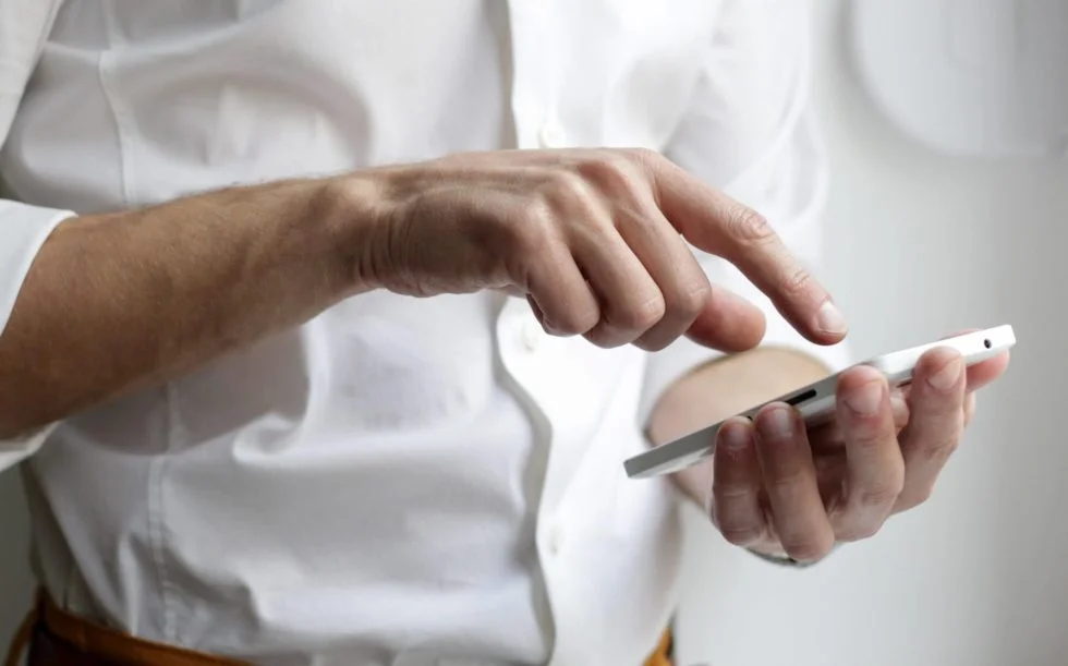 Person nimmt Kontakt auf